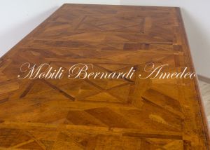Tavolo di grandi dimensioni realizzato in legno massiccio con intarsi stile classico produzione artigianale italiana