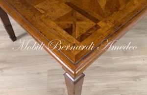 Tavolo di grandi dimensioni realizzato in legno massiccio con intarsi stile classico produzione artigianale italiana