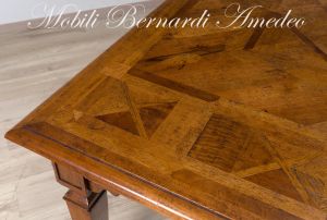 Tavolo di grandi dimensioni realizzato in legno massiccio con intarsi stile classico produzione artigianale italiana