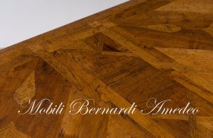 Tavolo di grandi dimensioni realizzato in legno massiccio con intarsi stile classico produzione artigianale italiana