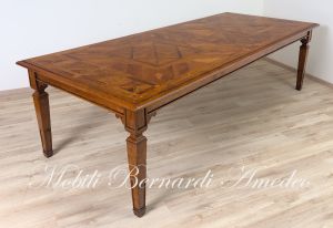 Tavolo di grandi dimensioni realizzato in legno massiccio con intarsi stile classico produzione artigianale italiana