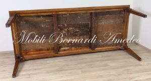 Tavolo di grandi dimensioni realizzato in legno massiccio con intarsi stile classico produzione artigianale italiana