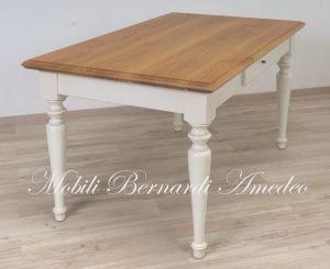 Tavolo da cucina in legno massiccio con finitura bicolore bianco e rovere