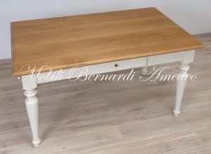 Tavolo da cucina in legno massiccio con finitura bicolore bianco e rovere