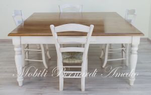 Tavolo quadrato di grandi dimensioni realizzato in legno massello finitura tipo country-provenzale con gambe tornite bianche e piano in rovere