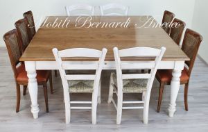 Tavolo quadrato di grandi dimensioni realizzato in legno massello finitura tipo country-provenzale con gambe tornite bianche e piano in rovere