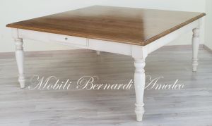 Tavolo quadrato di grandi dimensioni realizzato in legno massello finitura tipo country-provenzale con gambe tornite bianche e piano in rovere
