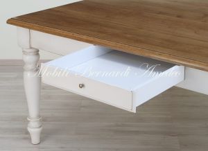 Tavolo quadrato di grandi dimensioni realizzato in legno massello finitura tipo country-provenzale con gambe tornite bianche e piano in rovere