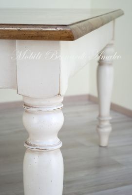 Tavolo quadrato di grandi dimensioni realizzato in legno massello finitura tipo country-provenzale con gambe tornite bianche e piano in rovere
