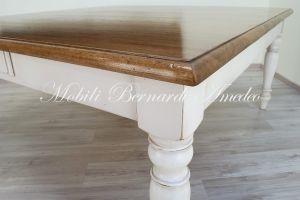 Tavolo quadrato di grandi dimensioni realizzato in legno massello finitura tipo country-provenzale con gambe tornite bianche e piano in rovere