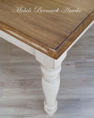 Tavolo quadrato di grandi dimensioni realizzato in legno massello finitura tipo country-provenzale con gambe tornite bianche e piano in rovere