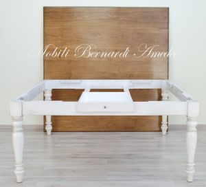 Tavolo quadrato di grandi dimensioni realizzato in legno massello finitura tipo country-provenzale con gambe tornite bianche e piano in rovere