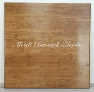 Tavolo quadrato di grandi dimensioni realizzato in legno massello finitura tipo country-provenzale con gambe tornite bianche e piano in rovere