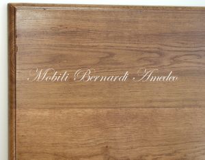 Tavolo quadrato di grandi dimensioni realizzato in legno massello finitura tipo country-provenzale con gambe tornite bianche e piano in rovere