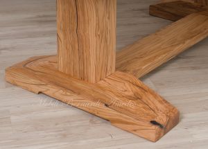 Tavolo da pranzo in legno massiccio di olivo con gambe a fratino colore chiaro finitura ad olio