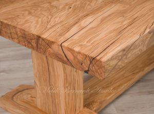 Tavolo da pranzo in legno massiccio di olivo con gambe a fratino colore chiaro finitura ad olio