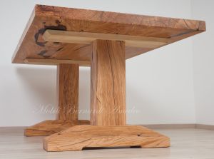 Tavolo da pranzo in legno massiccio di olivo con gambe a fratino colore chiaro finitura ad olio