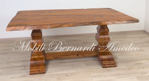 Tavolo realizzato in legno massello di ulivo con piano formato da due assi intere