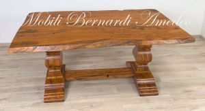 Tavolo realizzato in legno massello di ulivo con piano formato da due assi intere