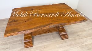 Tavolo realizzato in legno massello di ulivo con piano formato da due assi intere