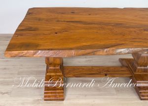Tavolo realizzato in legno massello di ulivo con piano formato da due assi intere