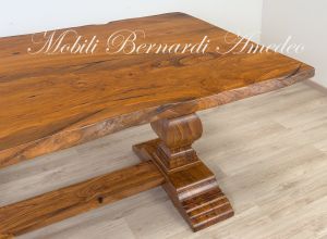 Tavolo realizzato in legno massello di ulivo con piano formato da due assi intere