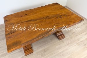 Tavolo realizzato in legno massello di ulivo con piano formato da due assi intere
