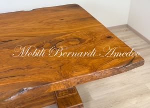 Tavolo realizzato in legno massello di ulivo con piano formato da due assi intere