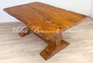Tavolo fratino realizzato in legno massello di ulivo con piano formato da due assi intere
