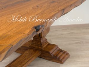 Tavolo realizzato in legno massello di ulivo con piano formato da due assi intere con bordi lasciati irregolari al naturale