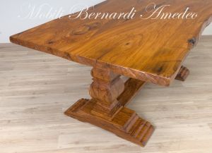 Tavolo realizzato in legno massello di ulivo con piano formato da due assi intere