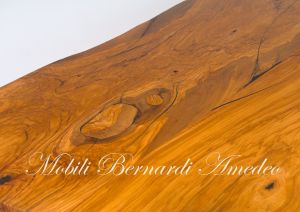 Tavolo realizzato in legno massello di ulivo con piano formato da due assi intere