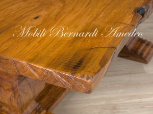 Tavolo realizzato in legno massello di ulivo con piano formato da due assi intere con bordi lasciati irregolari al naturale