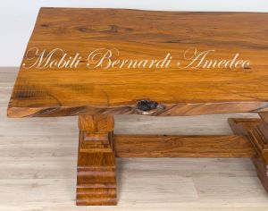 Tavolo realizzato in legno massello di ulivo con piano formato da due assi intere
