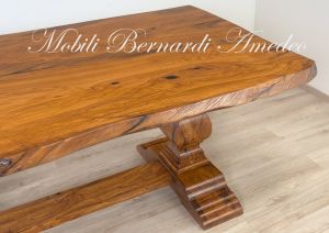 Tavolo realizzato in legno massello di ulivo con piano formato da due assi intere