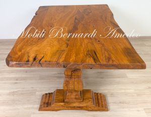 Tavolo fratino realizzato in legno massello di ulivo con piano formato da due assi intere con bordi lasciati irregolari al naturale