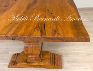 Tavolo realizzato in legno massello di ulivo con piano formato da due assi intere