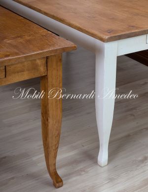 Tavolo country in legno massiccio