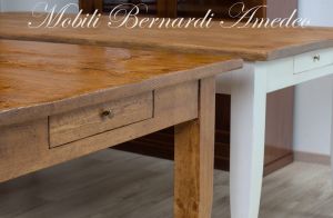 Tavolo country in legno massiccio