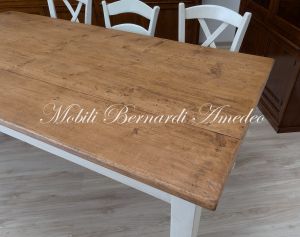 Tavolo country in legno massiccio