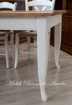 Tavolo country in legno massiccio