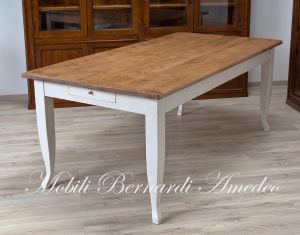 Tavolo country in legno massiccio