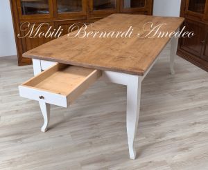 Tavolo country in legno massiccio
