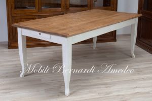 Tavolo country in legno massiccio