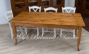 Tavolo country in legno massiccio