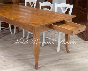 Tavolo country in legno massiccio