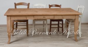 Tavolo in legno massiccio di abete stile country rustico con piano in legno antico piallato e spazzolato