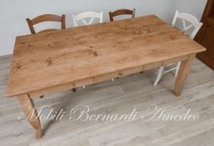 Tavolo in legno massiccio di abete stile country rustico con piano in legno antico piallato e spazzolato