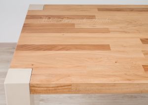 Tavolo in legno massello di olmo stile moderno con gambe in ferro colore chiaro produzione artigianale