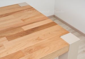 Tavolo in legno massello di olmo stile moderno con gambe in ferro colore chiaro produzione artigianale